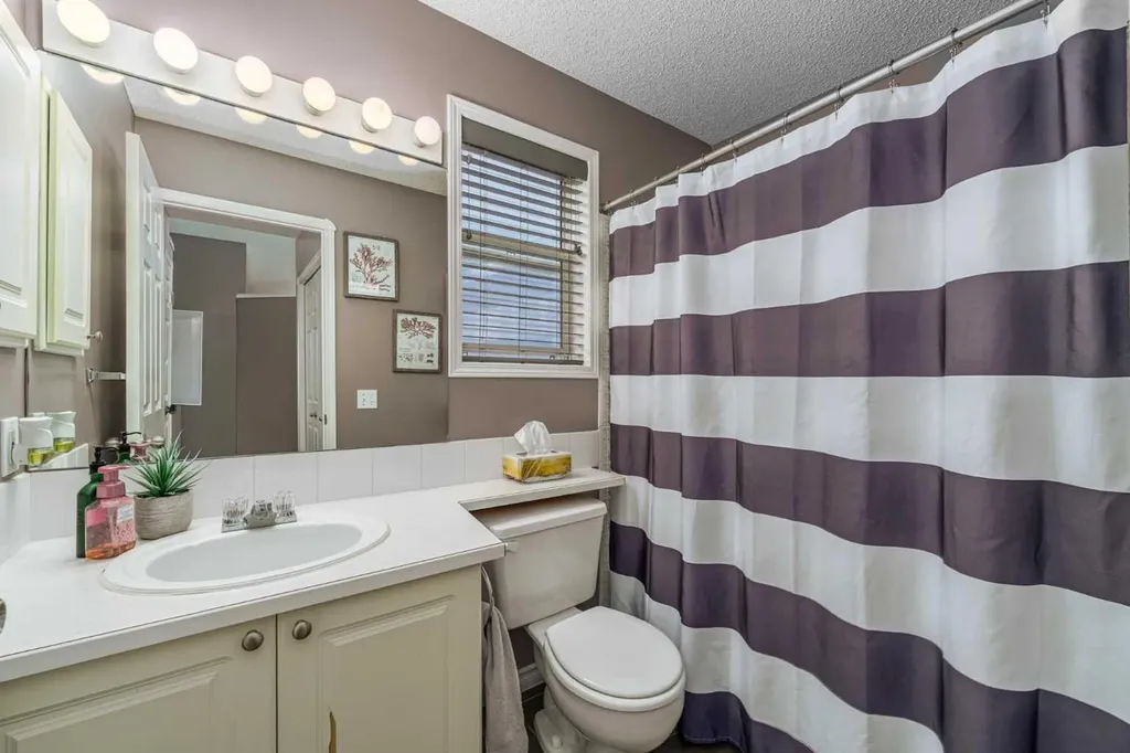 44 Douglas Glen Place SE Calgary AB T2Z 2M9