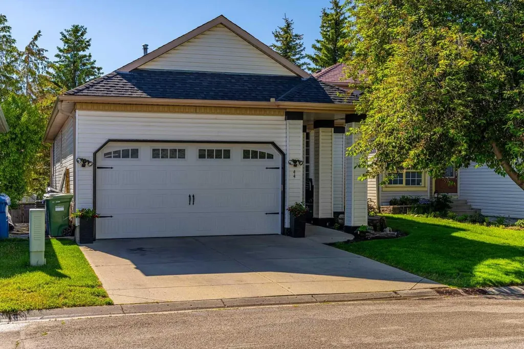 44 Douglas Glen Place SE Calgary AB T2Z 2M9