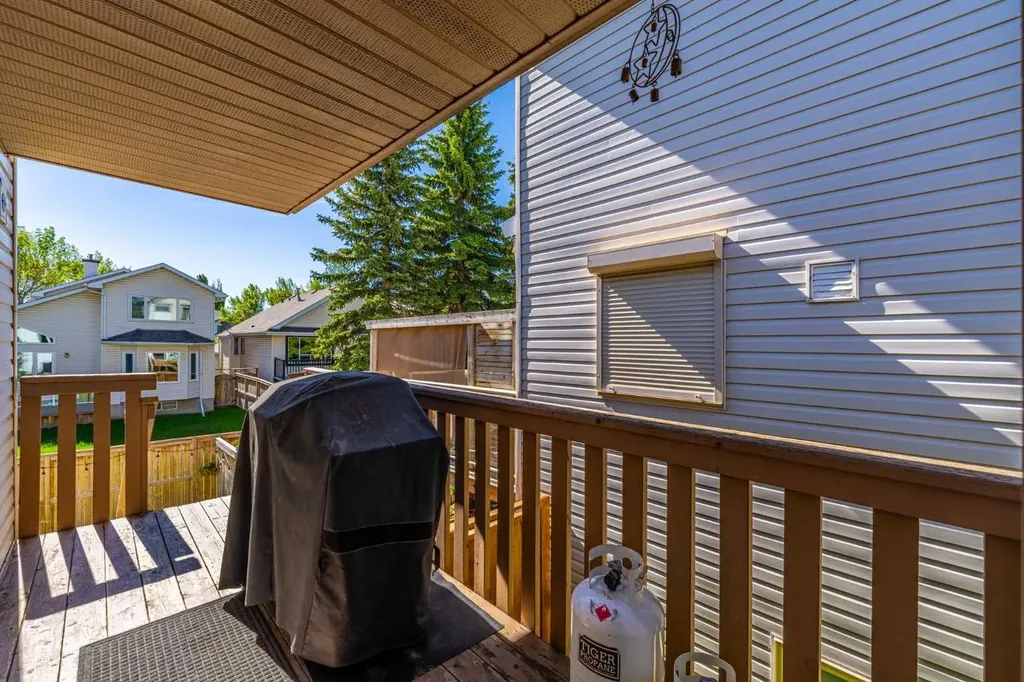 44 Douglas Glen Place SE Calgary AB T2Z 2M9
