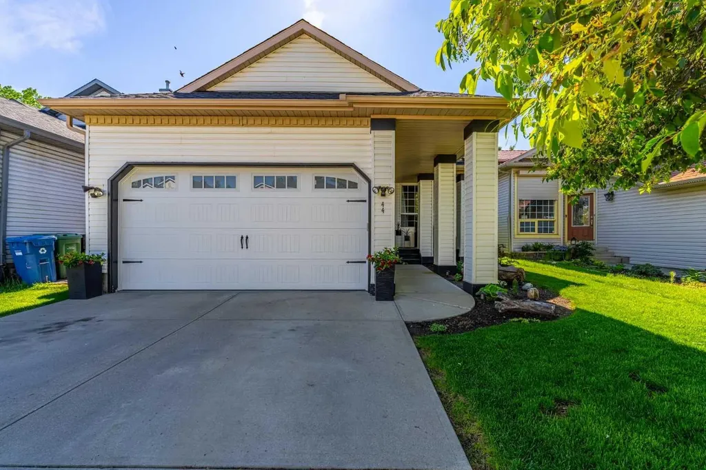 44 Douglas Glen Place SE Calgary AB T2Z 2M9
