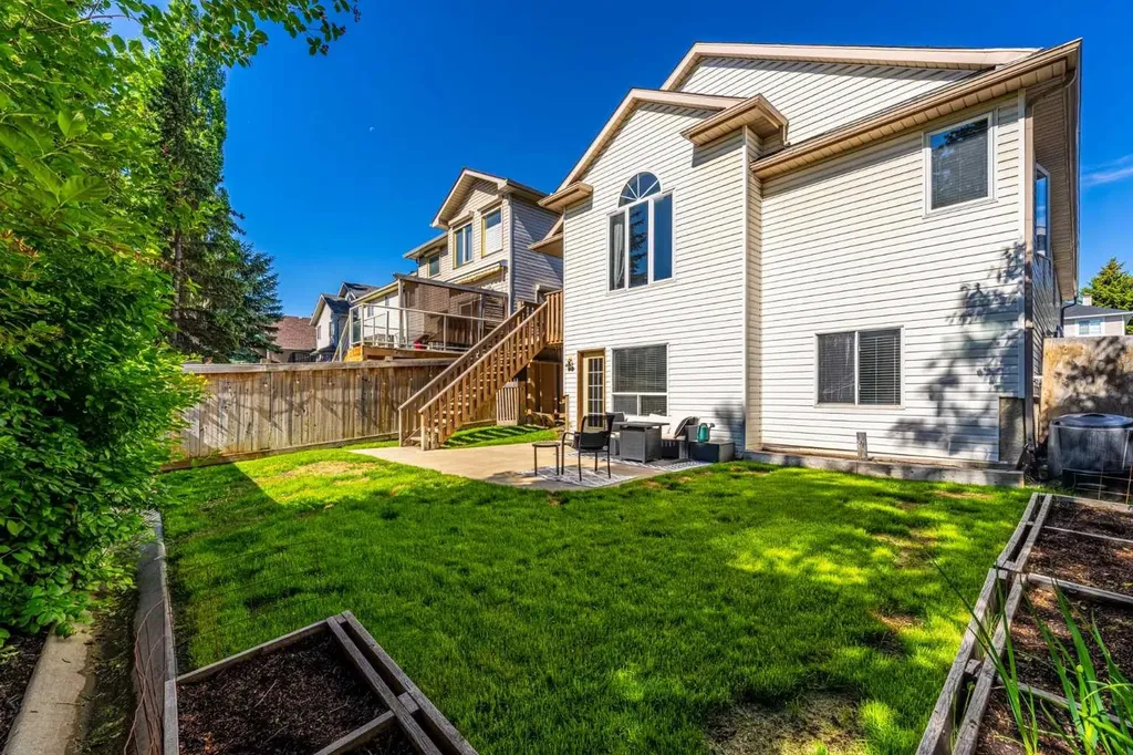 44 Douglas Glen Place SE Calgary AB T2Z 2M9