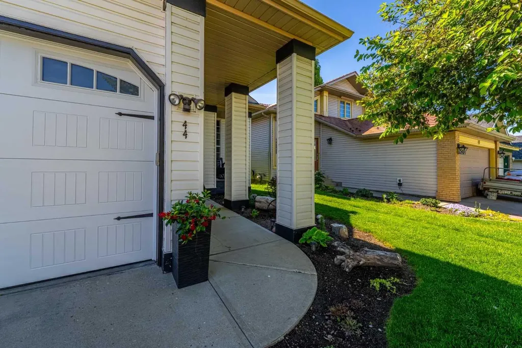 44 Douglas Glen Place SE Calgary AB T2Z 2M9