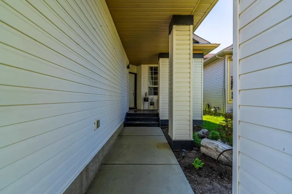 44 Douglas Glen Place SE Calgary AB T2Z 2M9