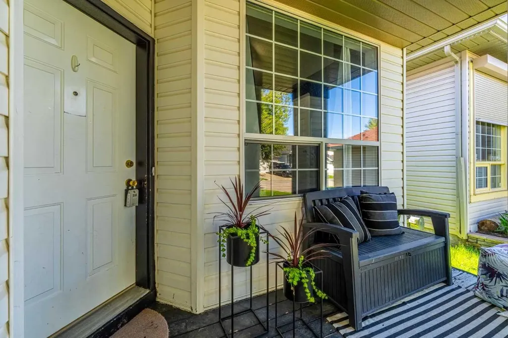 44 Douglas Glen Place SE Calgary AB T2Z 2M9