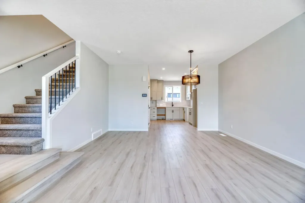 28 Mitchell Way NW Calgary AB T3R 2G2