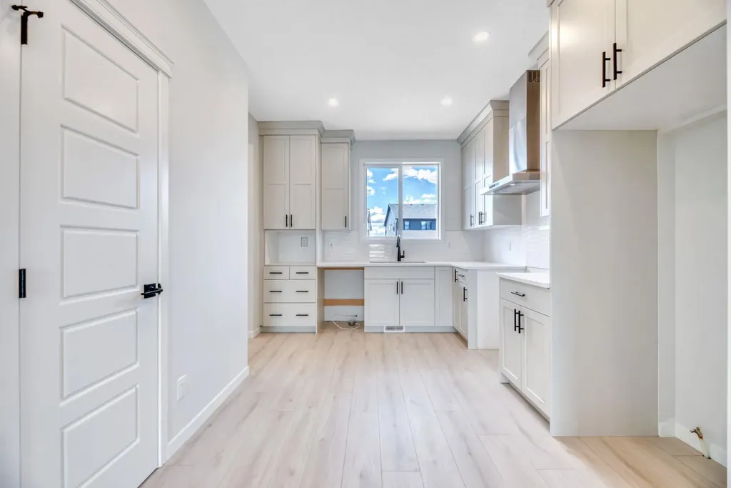 28 Mitchell Way NW Calgary AB T3R 2G2