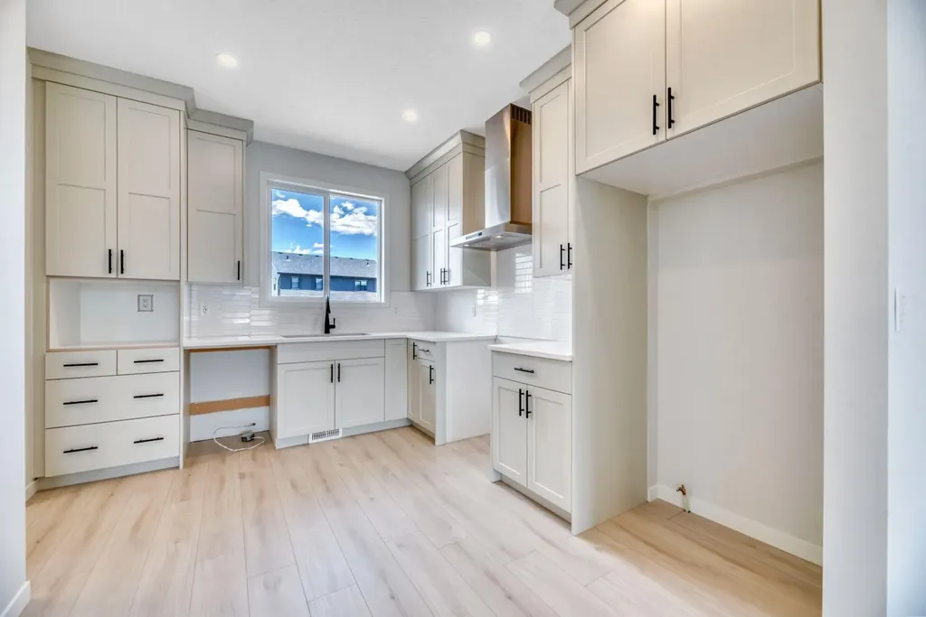 28 Mitchell Way NW Calgary AB T3R 2G2