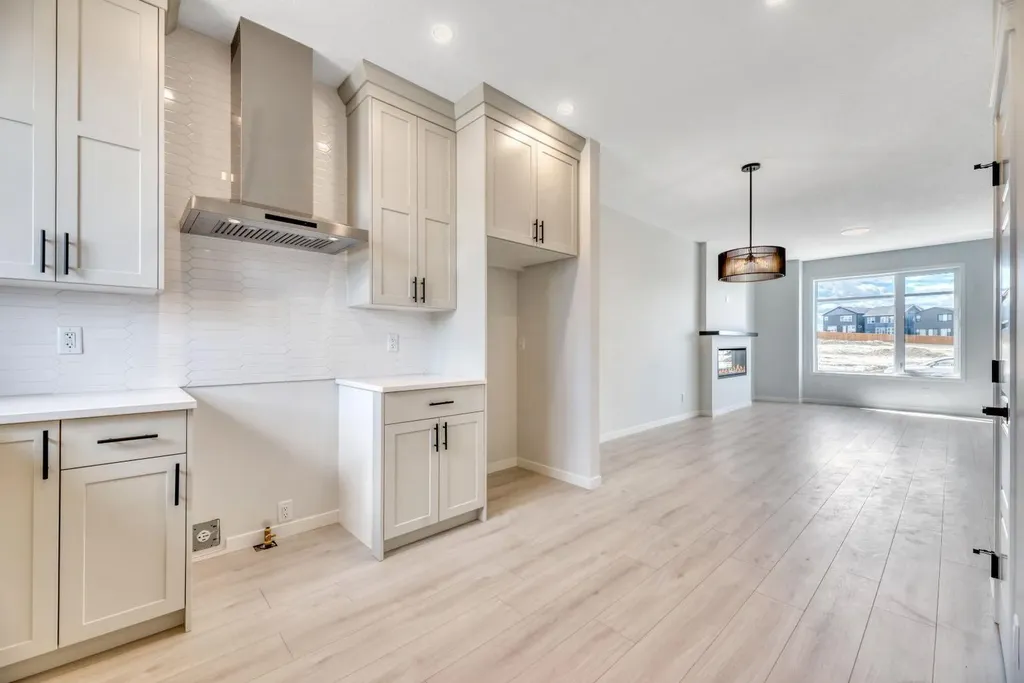 28 Mitchell Way NW Calgary AB T3R 2G2