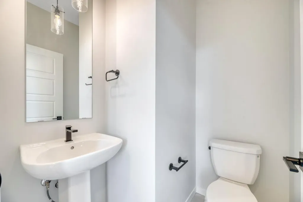 28 Mitchell Way NW Calgary AB T3R 2G2
