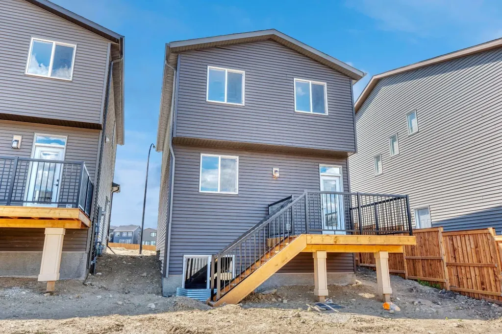 28 Mitchell Way NW Calgary AB T3R 2G2
