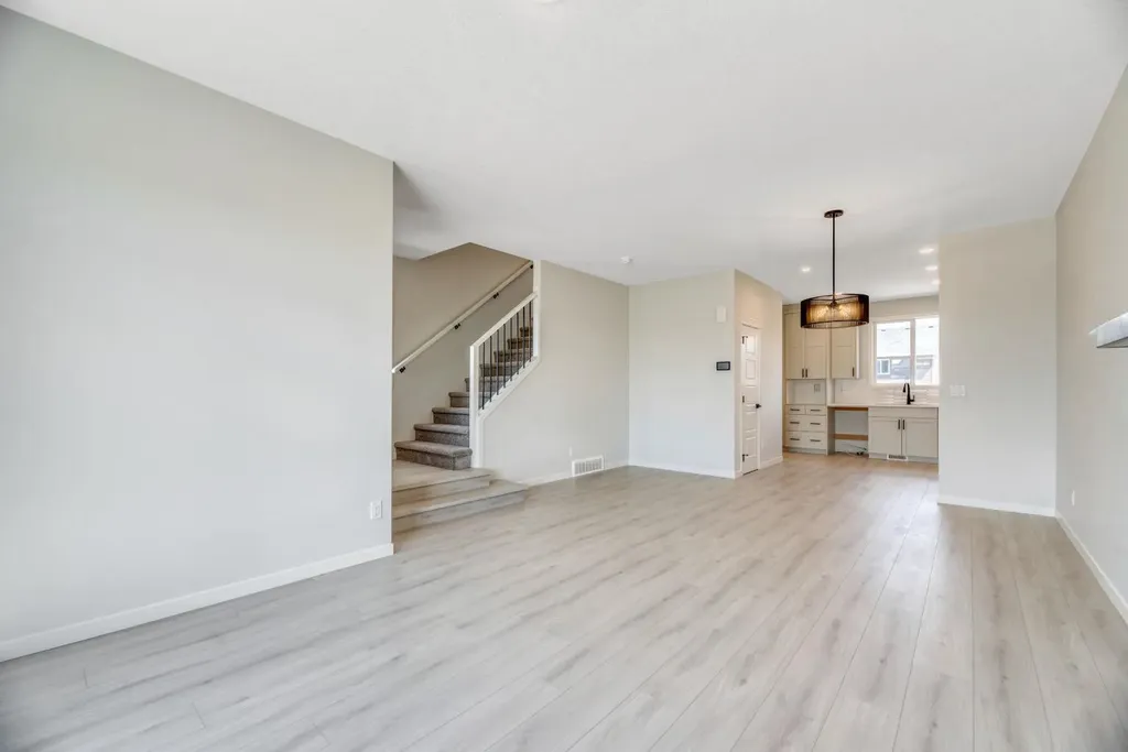 28 Mitchell Way NW Calgary AB T3R 2G2