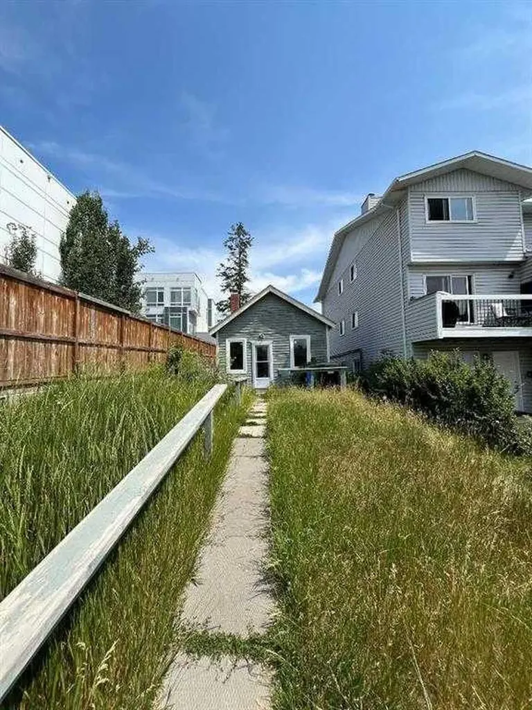 3816 Parkhill Place SW Calgary AB T2S 2W7
