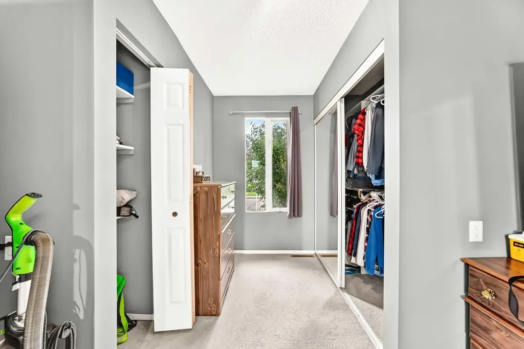 7312 + 7314 36 Avenue NW Calgary AB T3B 1T8
