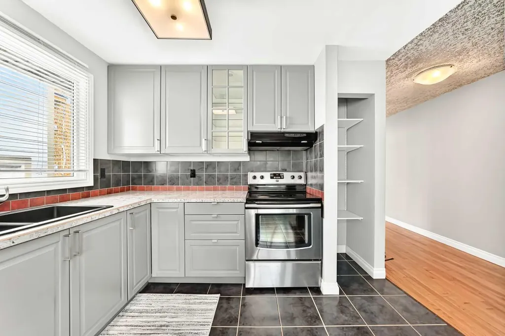 7312 + 7314 36 Avenue NW Calgary AB T3B 1T8