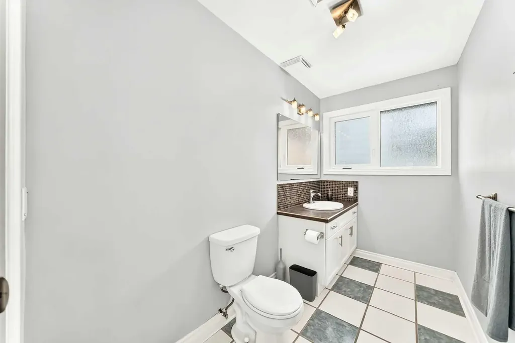 7312 36 Avenue NW Calgary AB T3B 1T8