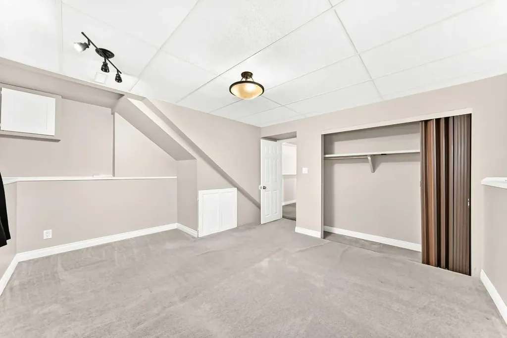 7312 + 7314 36 Avenue NW Calgary AB T3B 1T8
