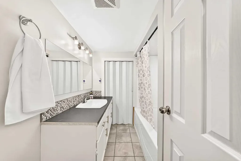 7312 + 7314 36 Avenue NW Calgary AB T3B 1T8