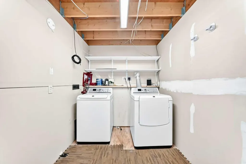 7312 + 7314 36 Avenue NW Calgary AB T3B 1T8