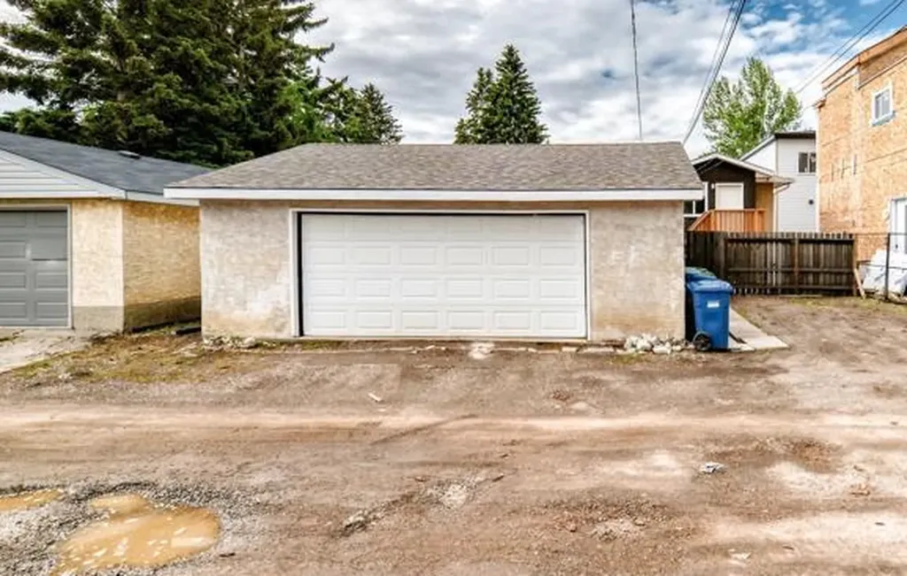 7312 + 7314 36 Avenue NW Calgary AB T3B 1T8