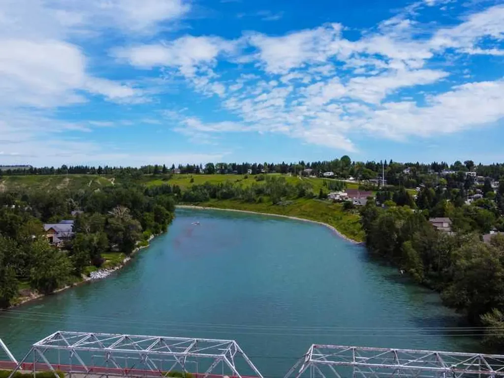 7312 + 7314 36 Avenue NW Calgary AB T3B 1T8