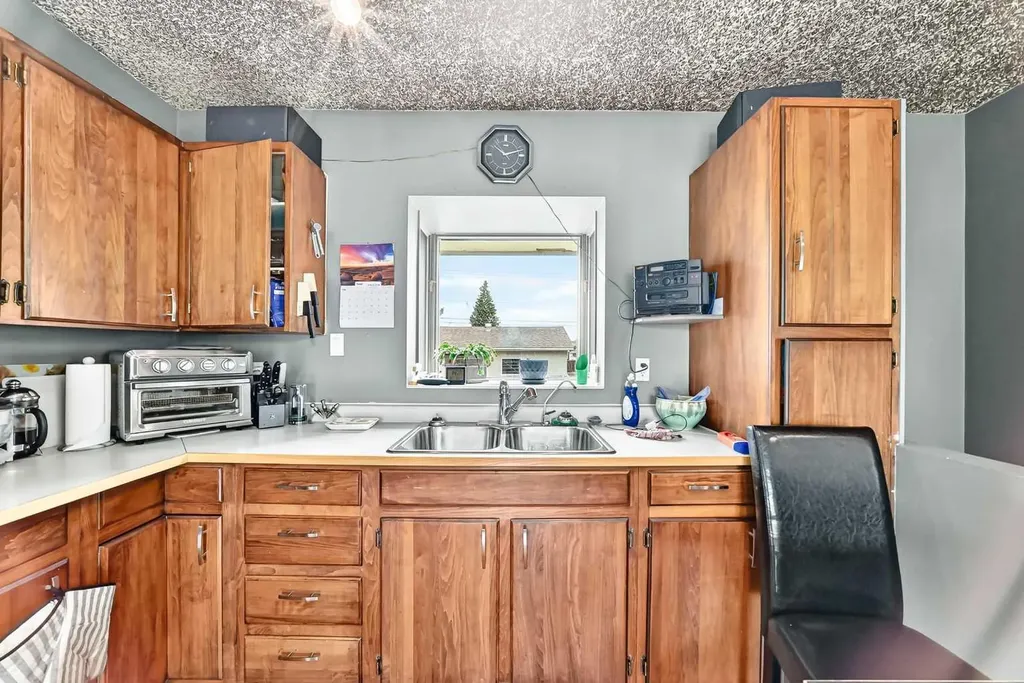 7312 36 Avenue NW Calgary AB T3B 1T8