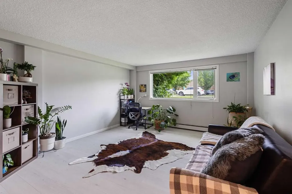 17 13 Street NW Calgary AB T2N1Z1