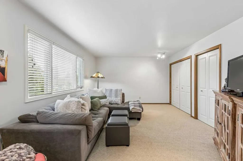 65 Woodpath Terrace SW Calgary AB T2W 5Z5