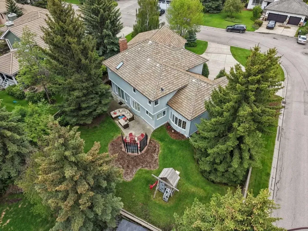 65 Woodpath Terrace SW Calgary AB T2W 5Z5