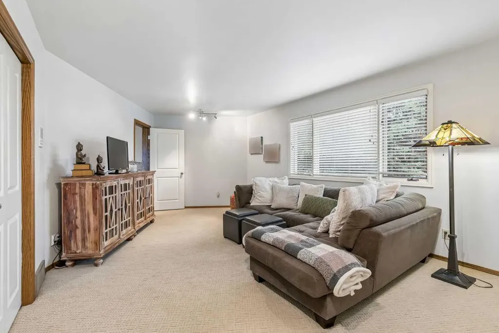 65 Woodpath Terrace SW Calgary AB T2W 5Z5