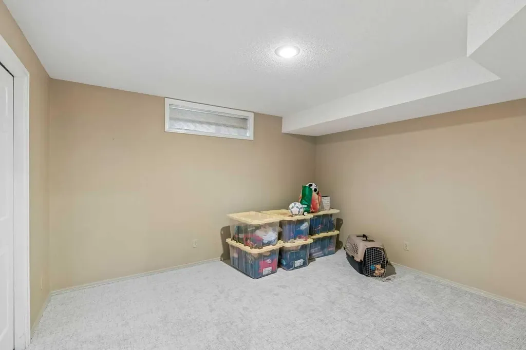 65 Woodpath Terrace SW Calgary AB T2W 5Z5