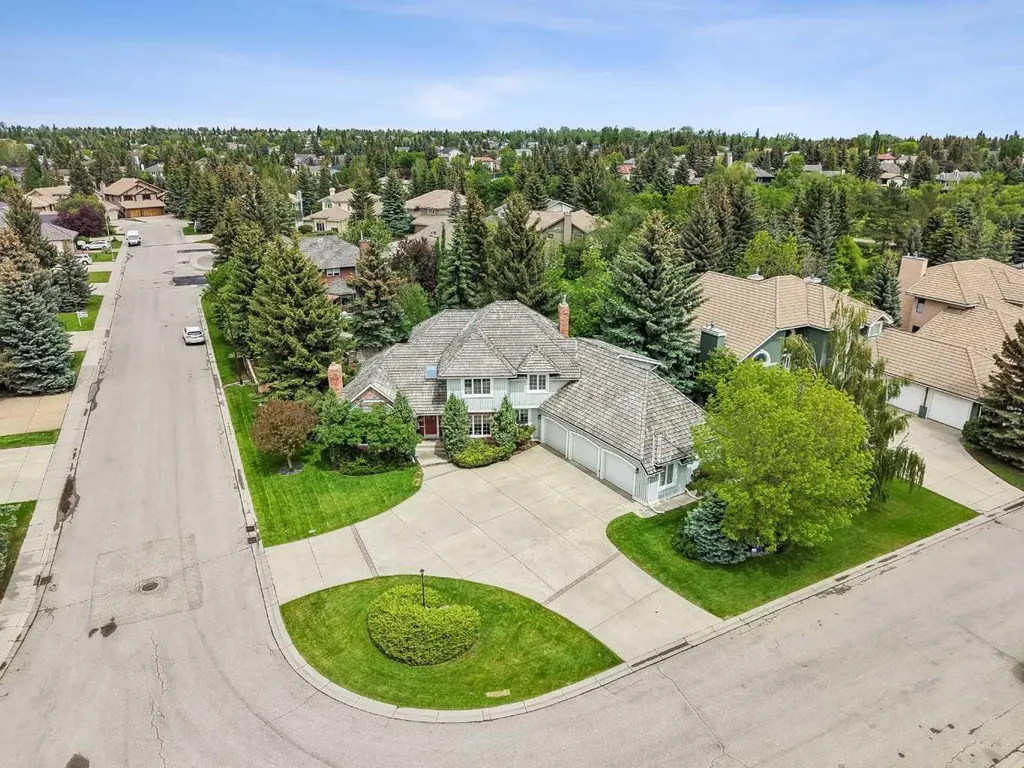 65 Woodpath Terrace SW Calgary AB T2W 5Z5