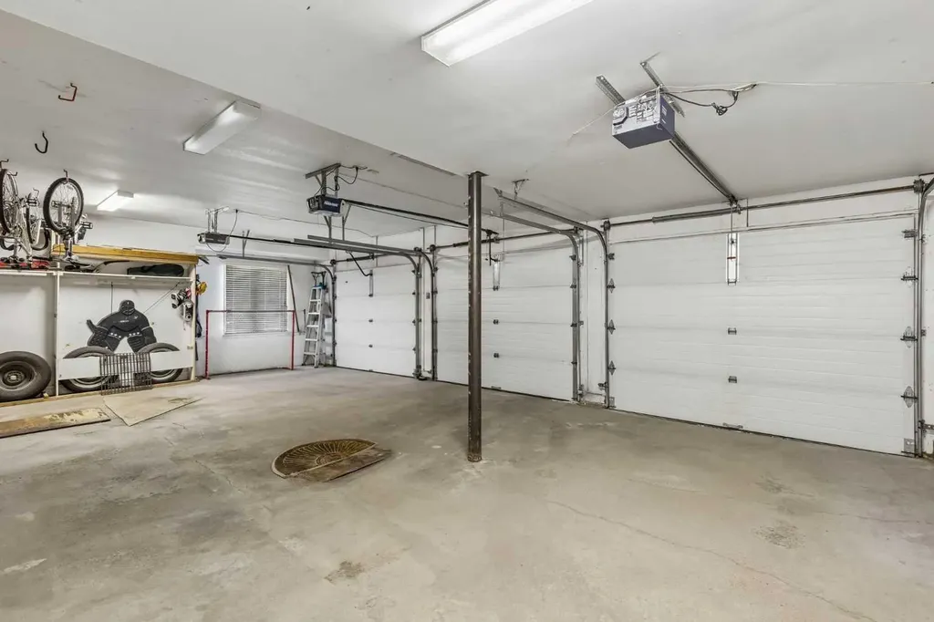 65 Woodpath Terrace SW Calgary AB T2W 5Z5