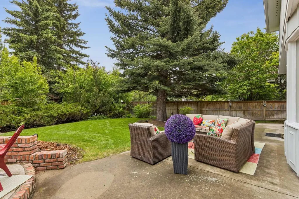 65 Woodpath Terrace SW Calgary AB T2W 5Z5