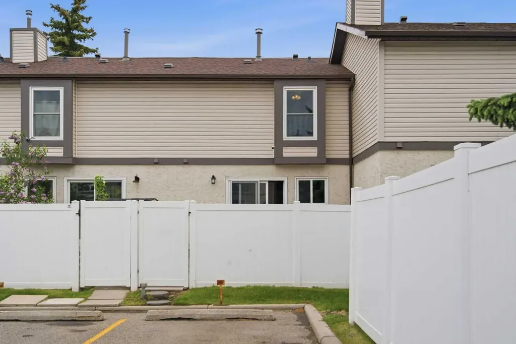 237 Deerpoint Lane SE Calgary AB T2J 6M6
