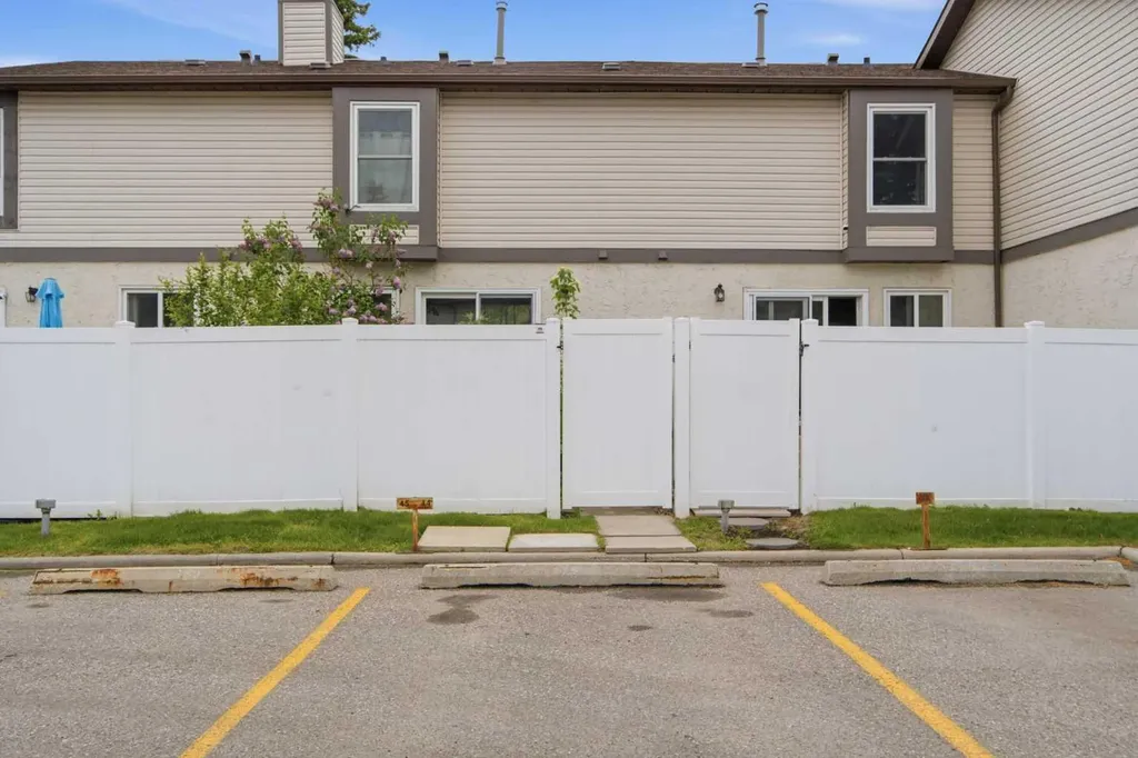 237 Deerpoint Lane SE Calgary AB T2J 6M6