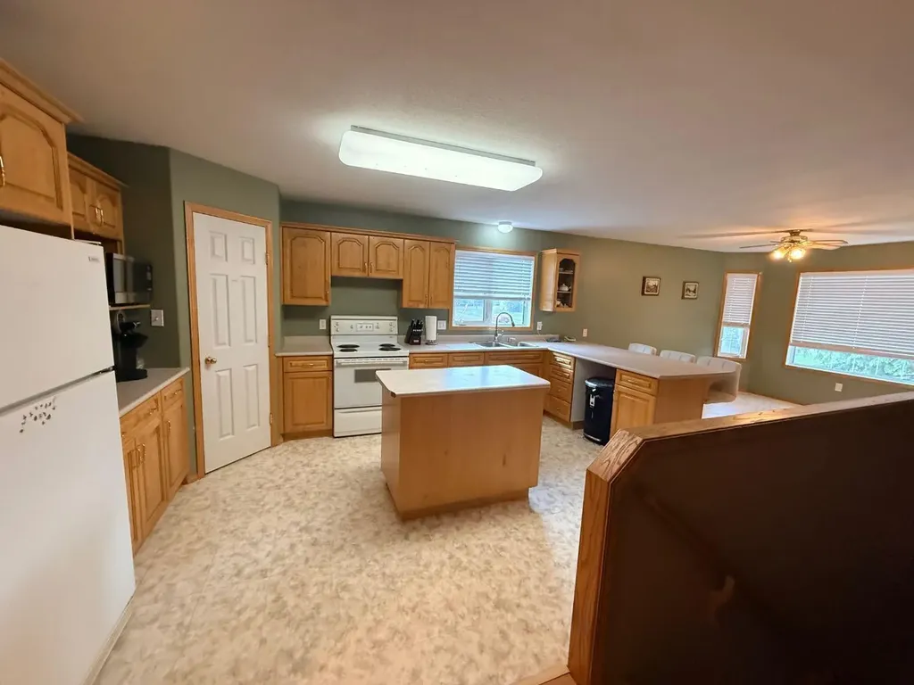 4817 51 Avenue Kitscoty AB T0B 2P0