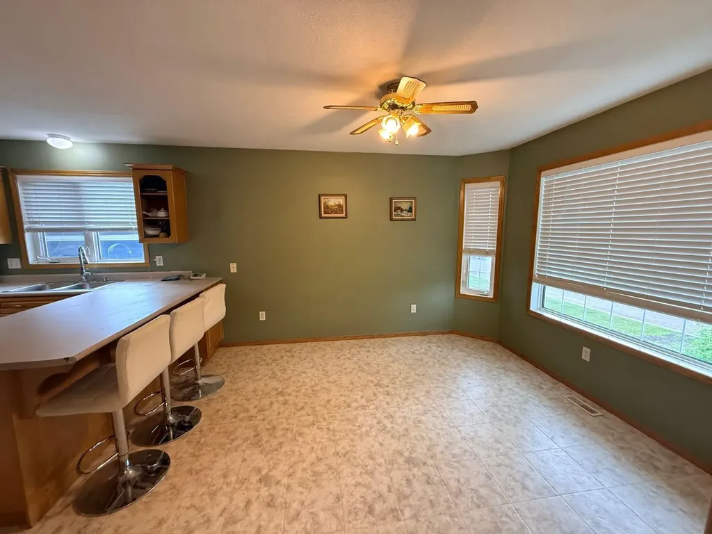 4817 51 Avenue Kitscoty AB T0B 2P0