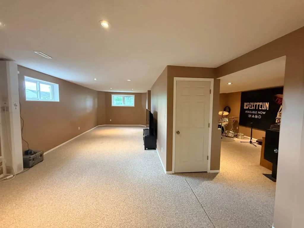4817 51 Avenue Kitscoty AB T0B 2P0