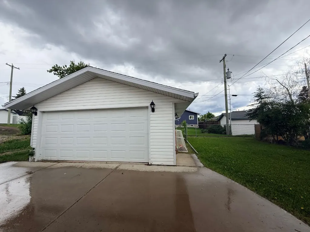 4817 51 Avenue Kitscoty AB T0B 2P0