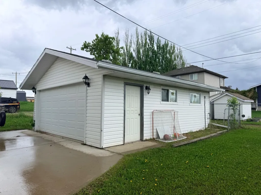 4817 51 Avenue Kitscoty AB T0B 2P0