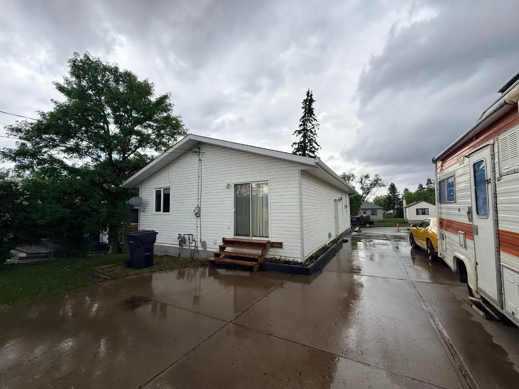 4817 51 Avenue Kitscoty AB T0B 2P0