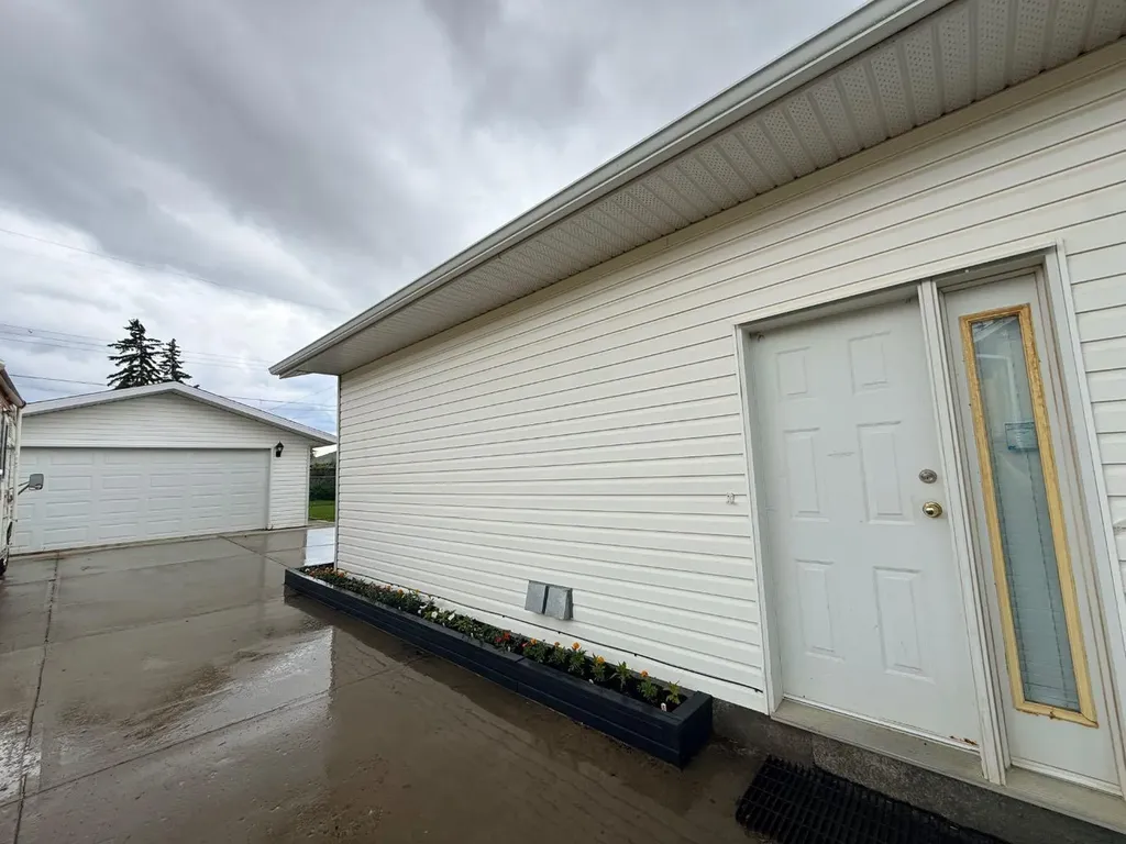 4817 51 Avenue Kitscoty AB T0B 2P0