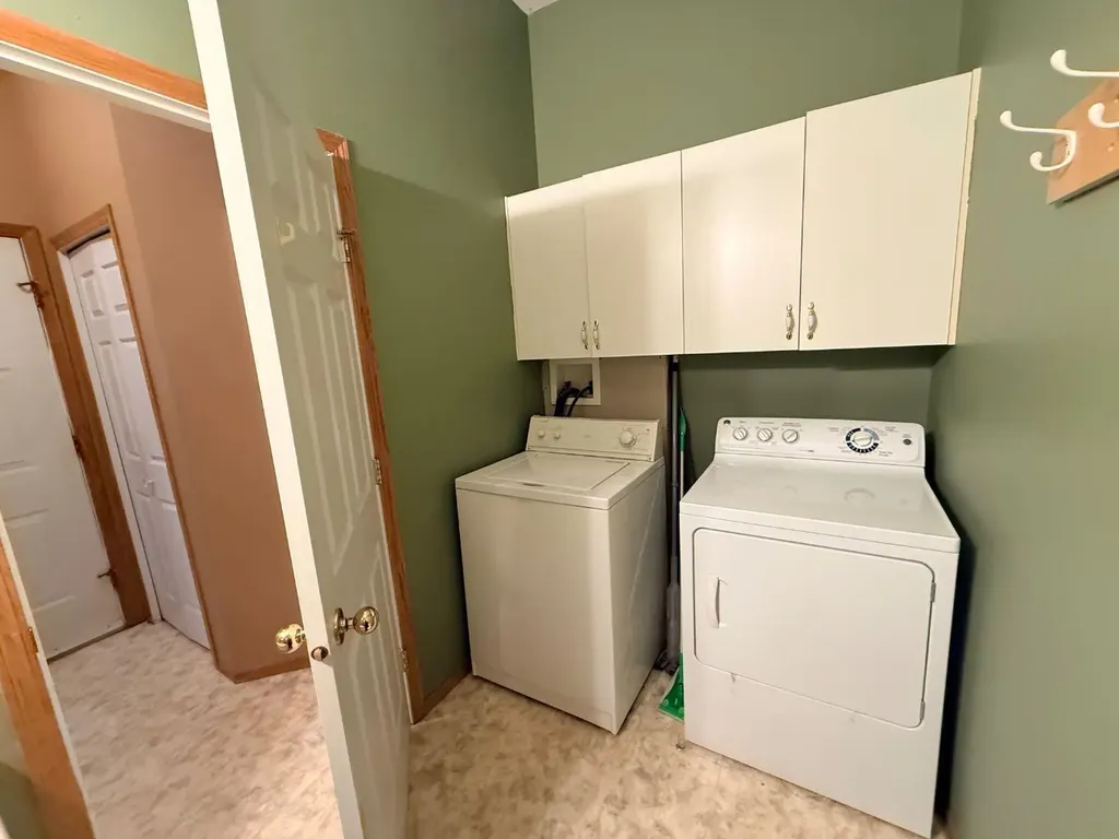 4817 51 Avenue Kitscoty AB T0B 2P0