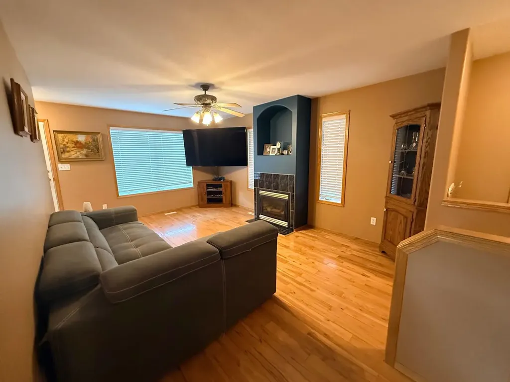 4817 51 Avenue Kitscoty AB T0B 2P0