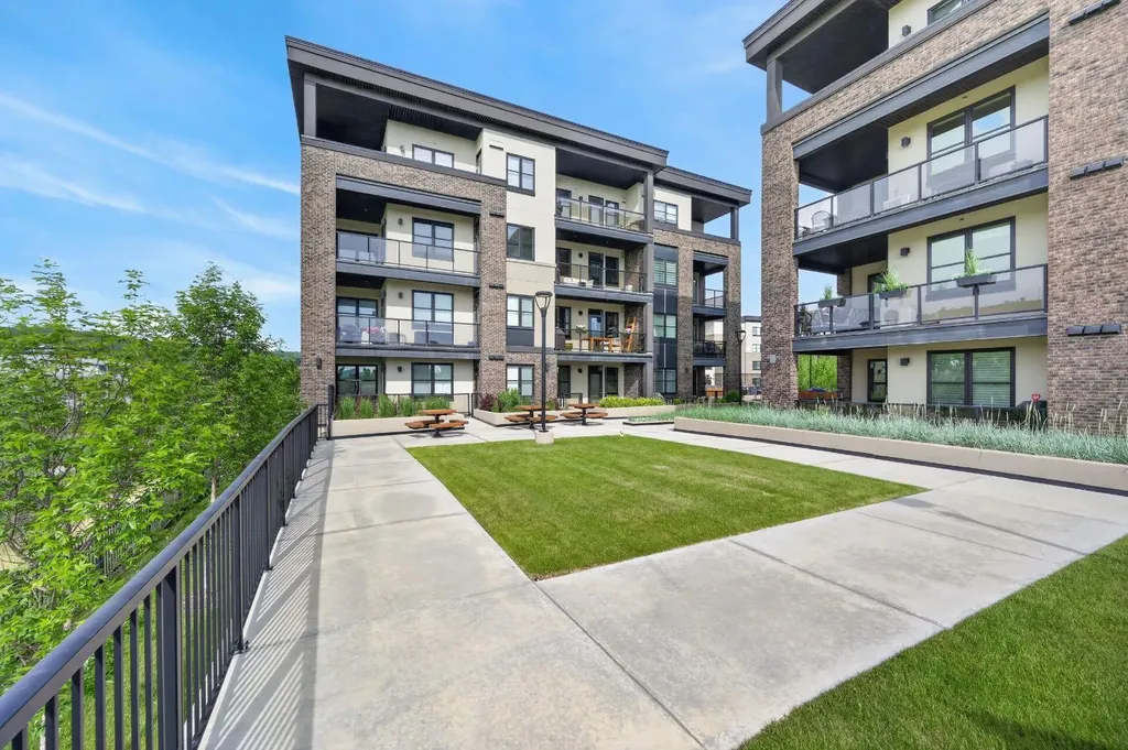 80 Greenbriar Place NW Calgary AB T3B 6J4