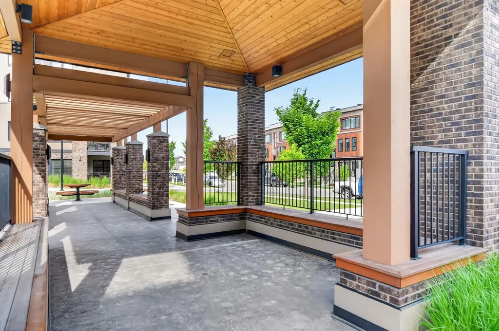80 Greenbriar Place NW Calgary AB T3B 6J4