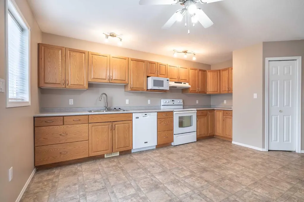 6608 39 Street Lloydminster AB T9V 2Z4