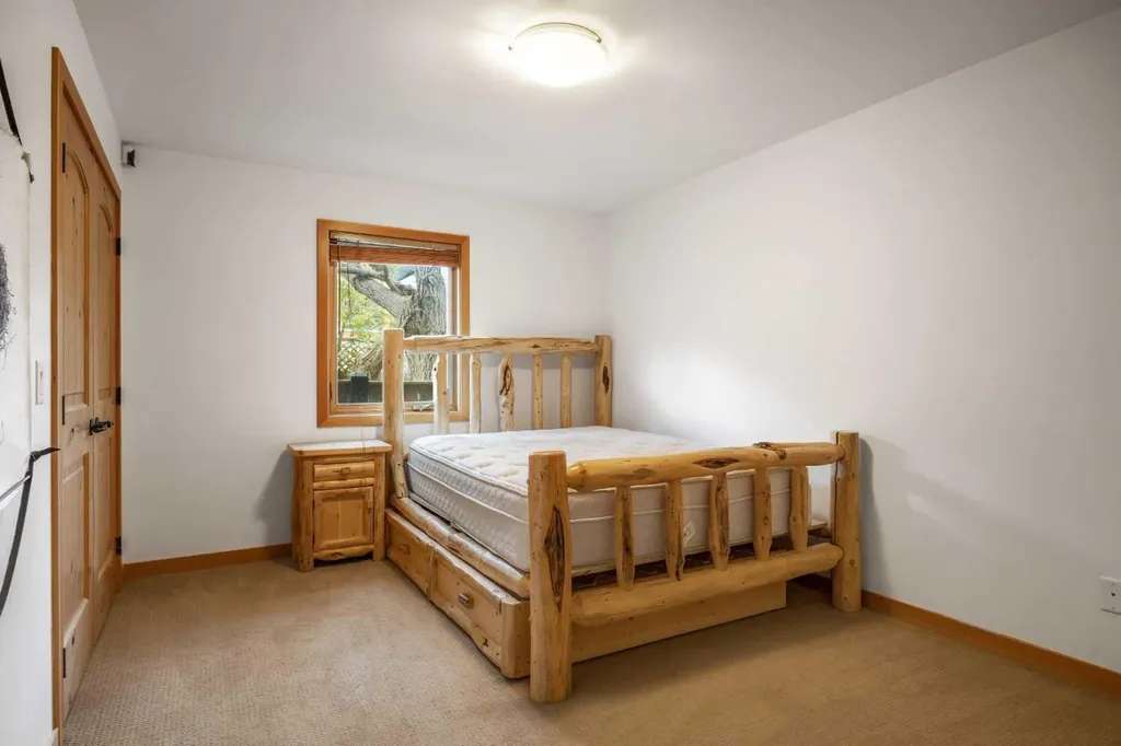 714 3rd Street Canmore AB T1W 2J6