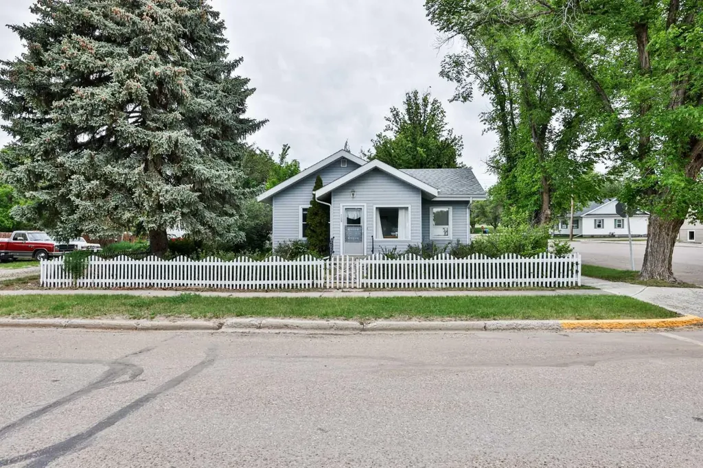 129 2 Avenue NE Milk River AB T0K 1M0