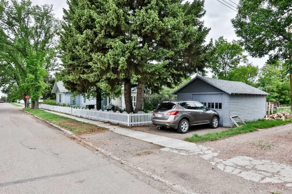 129 2 Avenue NE Milk River AB T0K 1M0